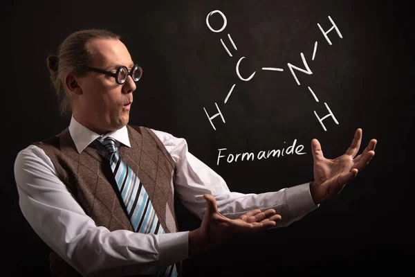 Καθηγητής που παρουσιάζει χημική φόρμουλα του φορμαμίδη — Φωτογραφία Αρχείου