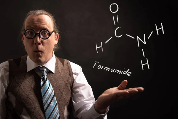 Profesor presentando fórmula química dibujada a mano de Formamida — Foto de Stock