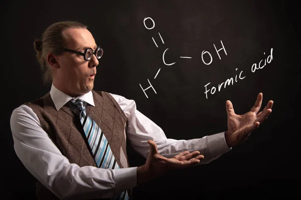 Professor präsentiert handgezeichnete chemische Formel der Ameisensäure — Stockfoto