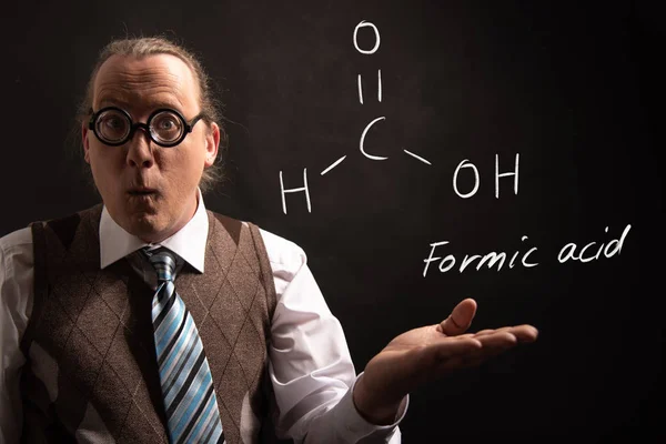 Profesor presentando fórmula química dibujada a mano de ácido fórmico — Foto de Stock