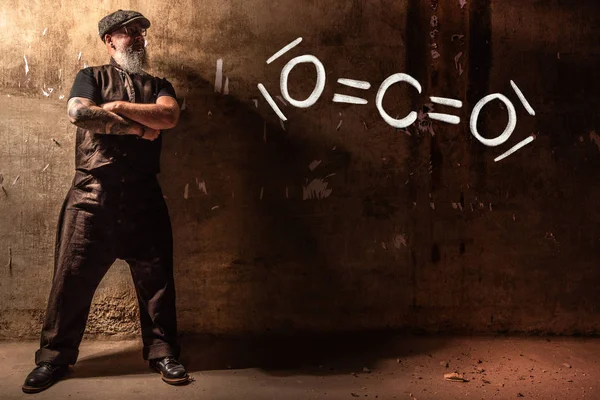 Bearded old man presenting handdrawn chemical formula of co2 — Stock fotografie