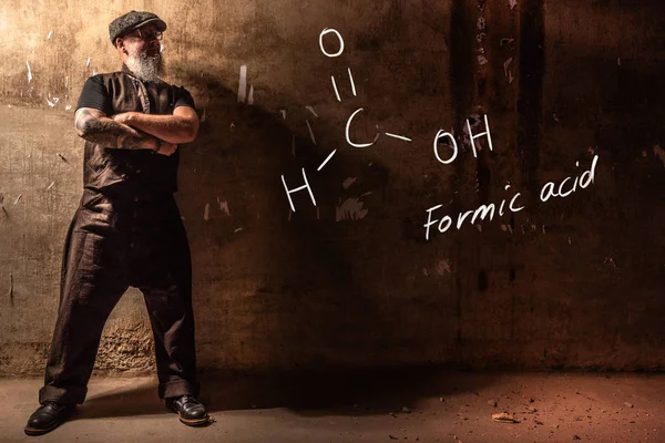 Hombre viejo barbudo que presenta fórmula química dibujada a mano de ácido fórmico — Foto de Stock