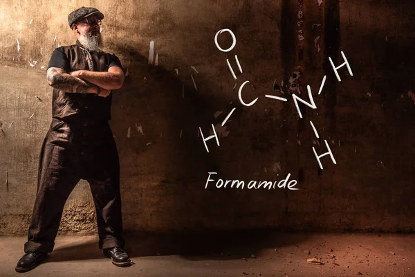 Hombre viejo barbudo que presenta fórmula química dibujada a mano de formamida —  Fotos de Stock