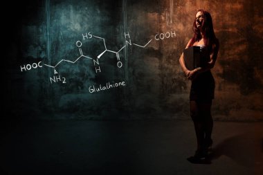 Seksi kız veya sekreter veya kız öğrenci Glutatyon antioksidan peptid handdrawn kimyasal formülü sunan