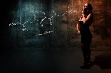 Seksi kız veya sekreter veya kız öğrenci Glutatyon antioksidan peptid handdrawn kimyasal formülü sunan
