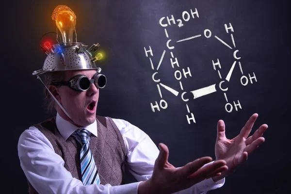 Nerd presenteren hand getekende chemische formule van mieren glucose — Stockfoto