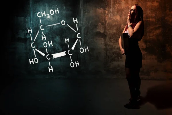Sexy meisje of secretaresse of vrouwelijke student presenteren hand getekende chemische formule van glucose — Stockfoto