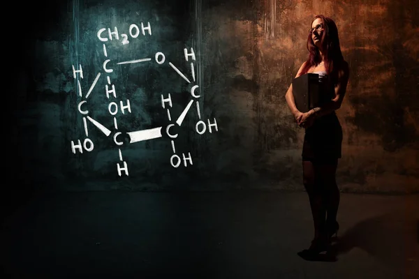 Sexy meisje of secretaresse of vrouwelijke student presenteren hand getekende chemische formule van glucose — Stockfoto