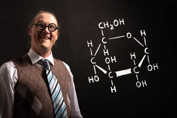 Professor präsentiert handgezeichnete chemische Formel von Glukose — Stockfoto