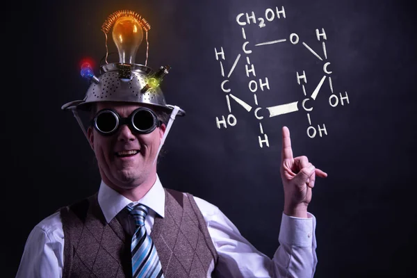 Nerd presenteren hand getekende chemische formule van mieren glucose — Stockfoto