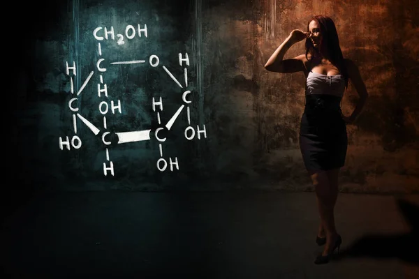 Sexy chica o secretaria o estudiante que presenta fórmula química dibujada a mano de la glucosa — Foto de Stock