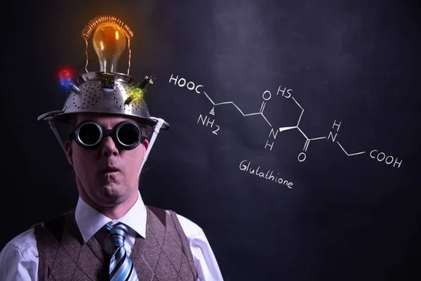 포믹 글루타티온 항산화 펩타이드의 손으로 그린 화학 포뮬러를 제시하는 얼간이 — 스톡 사진