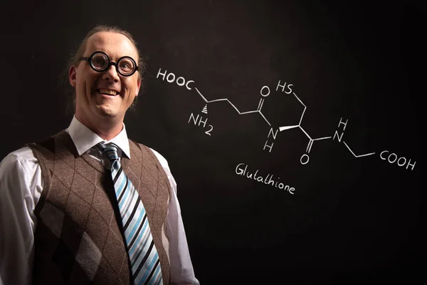 Profesor que presenta fórmula química dibujada a mano del péptido antioxidante del glutatión — Foto de Stock
