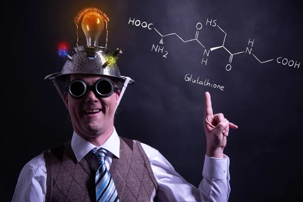 포믹 글루타티온 항산화 펩타이드의 손으로 그린 화학 포뮬러를 제시하는 얼간이 — 스톡 사진