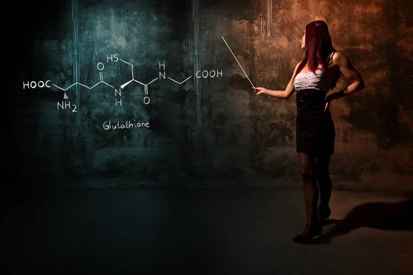 Sexy chica o secretaria o estudiante que presenta fórmula química dibujada a mano de péptido antioxidante de glutatión — Foto de Stock