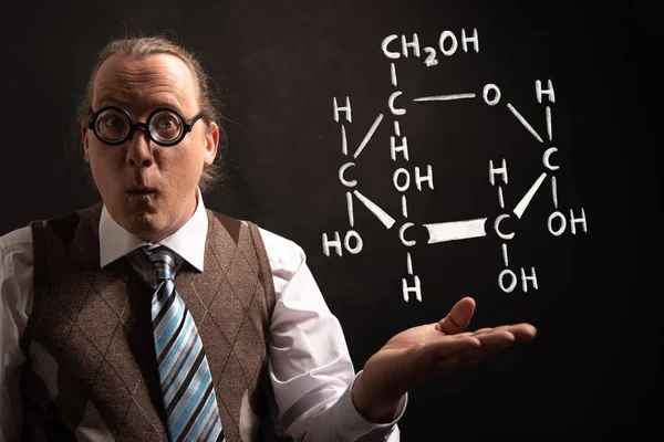 Profesor presentando fórmula química dibujada a mano de glucosa — Foto de Stock
