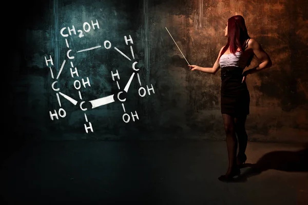 Seksi kız veya sekreter veya kadın öğrenci glikoz el çizilmiş kimyasal formül sunan — Stok fotoğraf