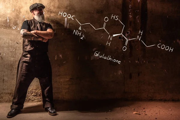 Bearded old man presenteert hand getekende chemische formule van glutathion antioxidant peptide — Stockfoto