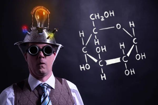 Nerd presenteren hand getekende chemische formule van mieren glucose — Stockfoto