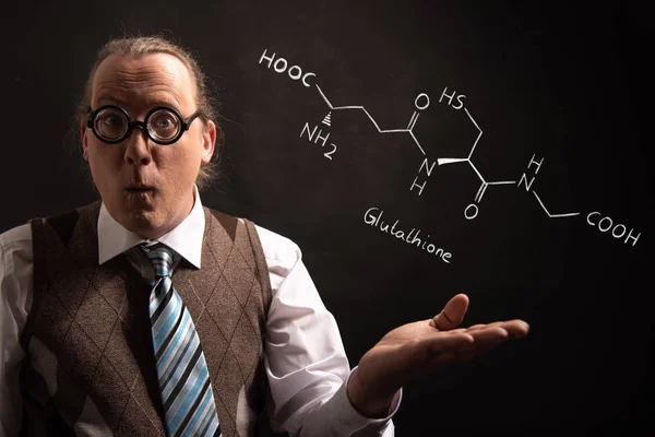 Profesor que presenta fórmula química dibujada a mano del péptido antioxidante del glutatión —  Fotos de Stock