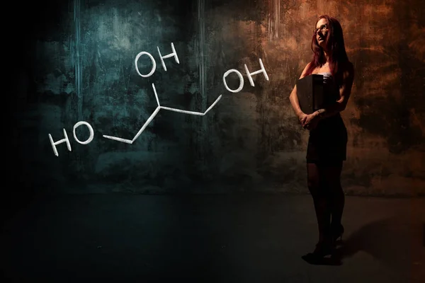 Σέξι κορίτσι ή γραμματέας ή μαθήτρια παρουσιάζοντας χημική φόρμουλα γλυκερόλης — Φωτογραφία Αρχείου