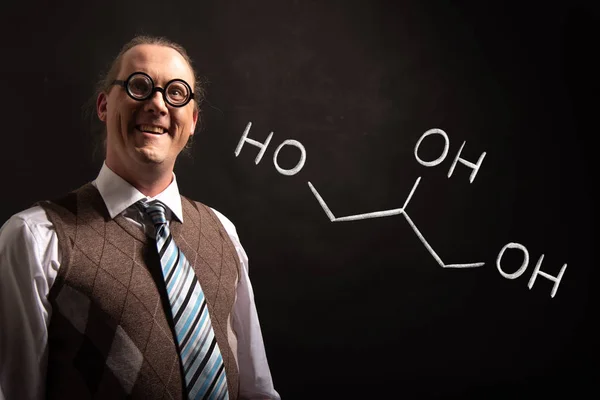 Profesor presentando fórmula química dibujada a mano de glicerol — Foto de Stock