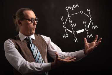Profesör glikoz el çizilmiş kimyasal formülü sunan