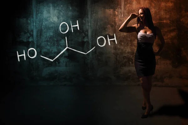Ragazza sexy o segretaria o studentessa che presenta formula chimica disegnata a mano di glicerolo — Foto Stock