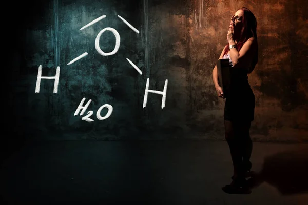 Menina sexy ou secretária ou estudante do sexo feminino apresentando fórmula química desenhada à mão de H2O Água — Fotografia de Stock