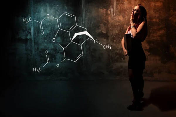 Seksi kız veya sekreter veya kadın öğrenci Eroin handdrawn kimyasal formülü sunan — Stok fotoğraf