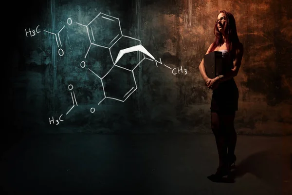 Menina sexy ou secretária ou estudante do sexo feminino apresentando fórmula química desenhada à mão de heroína — Fotografia de Stock