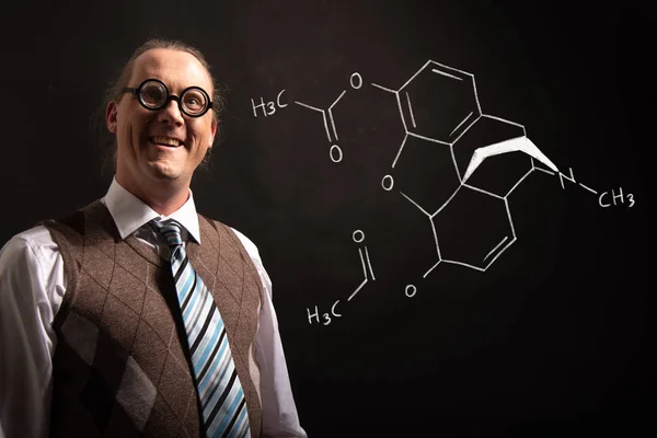 Profesor presentando fórmula química dibujada a mano de Heroína — Foto de Stock