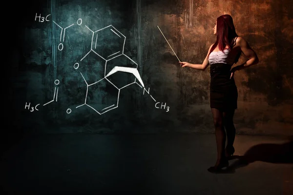 Sexy chica o secretaria o estudiante que presenta fórmula química dibujada a mano de la heroína —  Fotos de Stock