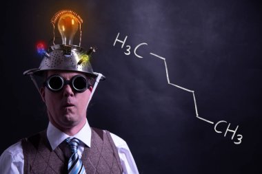 Nerd formik heksanın el çizilmiş kimyasal formülü sunan