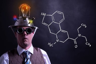 Nerd formic Lsd el çizilmiş kimyasal formülü sunan