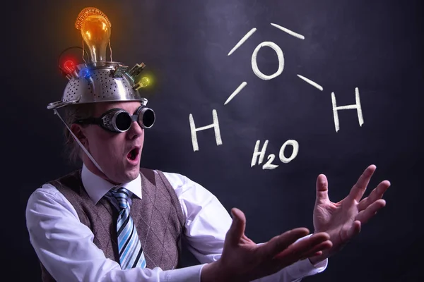 Nerd presentando fórmula química dibujada a mano de H2O Agua fórmica — Foto de Stock
