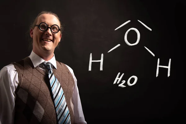 Professor presenteert hand getekende chemische formule van H2O water — Stockfoto