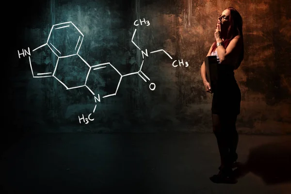 Ragazza sexy o segretaria o studentessa che presenta formula chimica disegnata a mano di LSD — Foto Stock
