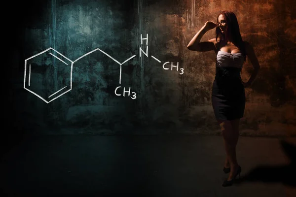 メタンフェタミンの手描きの化学式を提示セクシーな女の子や秘書や女子学生 — ストック写真