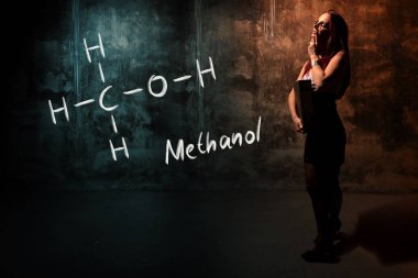 Seksi kız veya sekreter veya kız öğrenci Metanol handdrawn kimyasal formülü sunan