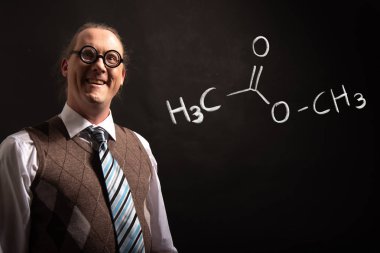 Profesör metil asetat el çizilen kimyasal formülü sunan