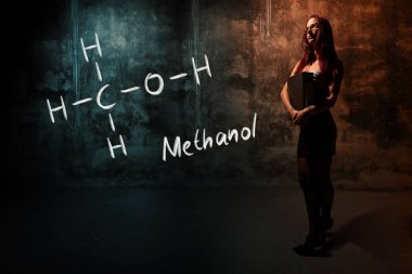 Seksi kız veya sekreter veya kız öğrenci Metanol handdrawn kimyasal formülü sunan