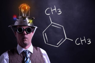 Nerd formik M-Xylene el çizilmiş kimyasal formülü sunan