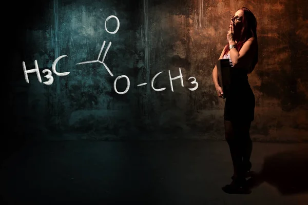 Szexi lány, vagy titkár vagy női hallgató bemutató Handdrawn kémiai képlet metil-acetát — Stock Fotó