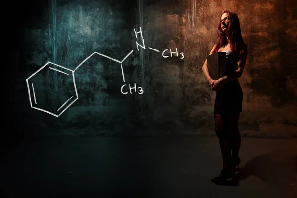 Σέξι κορίτσι ή γραμματέας ή μαθήτρια παρουσιάζοντας χημική φόρμουλα μεθαμφεταμίνης — Φωτογραφία Αρχείου