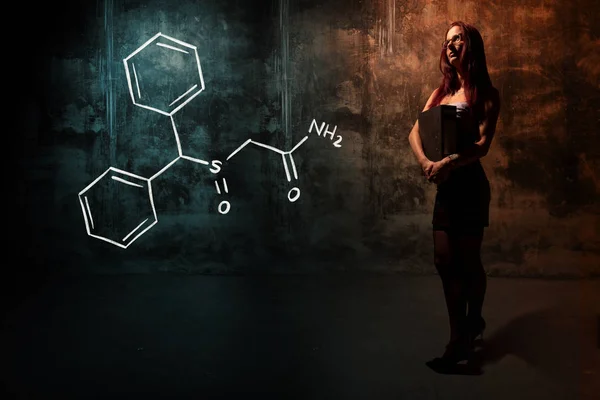 Menina sexy ou secretária ou estudante do sexo feminino apresentando fórmula química desenhada à mão de Modafinil — Fotografia de Stock