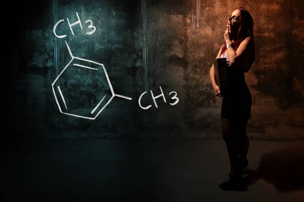 Menina sexy ou secretária ou estudante do sexo feminino apresentando fórmula química desenhada à mão de M-Xylene — Fotografia de Stock
