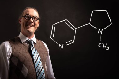 Profesör Nikotin el çizilmiş kimyasal formülü sunan