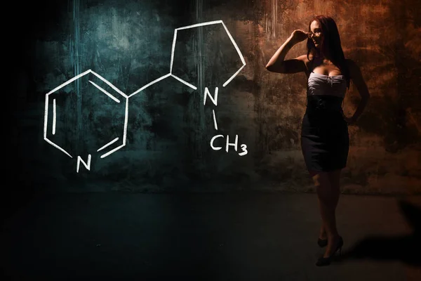 Сексуальна дівчина або секретар або жіночий студент представляючи рукамальована хімічна формула нікотину — стокове фото