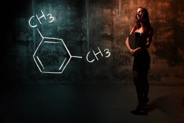 Sexy chica o secretaria o estudiante que presenta fórmula química dibujada a mano de M-Xylene — Foto de Stock